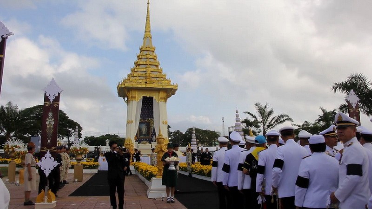 ข้าราชการ และประชาชนชาว จ.พะเยา ร่วมพิธีวางดอกไม้จันทน์ในพระราชพิธีถวายพระเพลิงพระบรมศพฯ เป็นจำนวนมาก