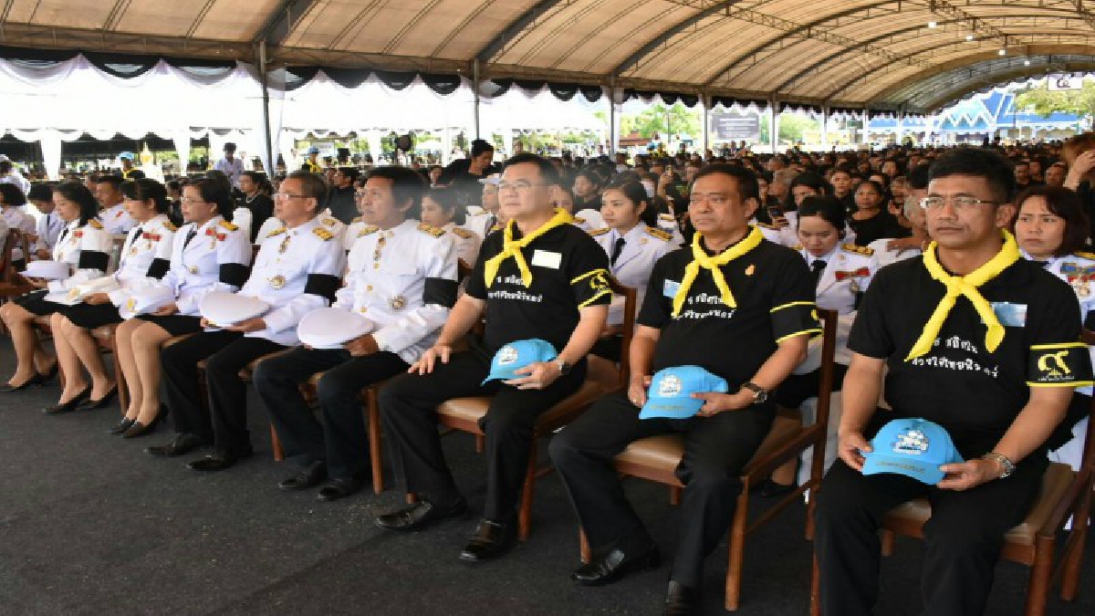 ผู้ว่าราชการจังหวัดนครศรีธรรมราช นำประชาชนกว่า 30,000 คน ถวายดอกไม้จันทน์ ณ พระเมรุมาศจำลอง สนามหน้าเมืองนครศรีธรรมราช