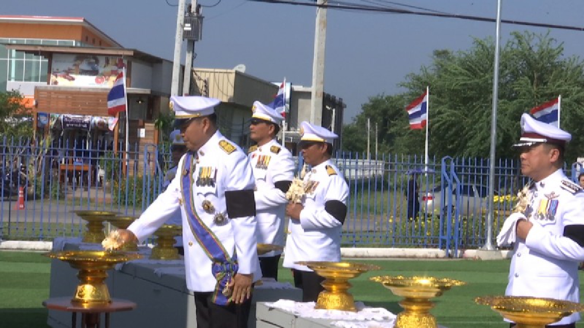 นายอำเภอบ้านหมี่ทำพิธีถวายดอกไม้จันทน์พระเมรุมาศจำลอง พสกนิกรมากันแต่เช้า หลังประธานวางเสร็จทยอยกันวางดอกไม้จันทน์ตลอดทั้งวัน