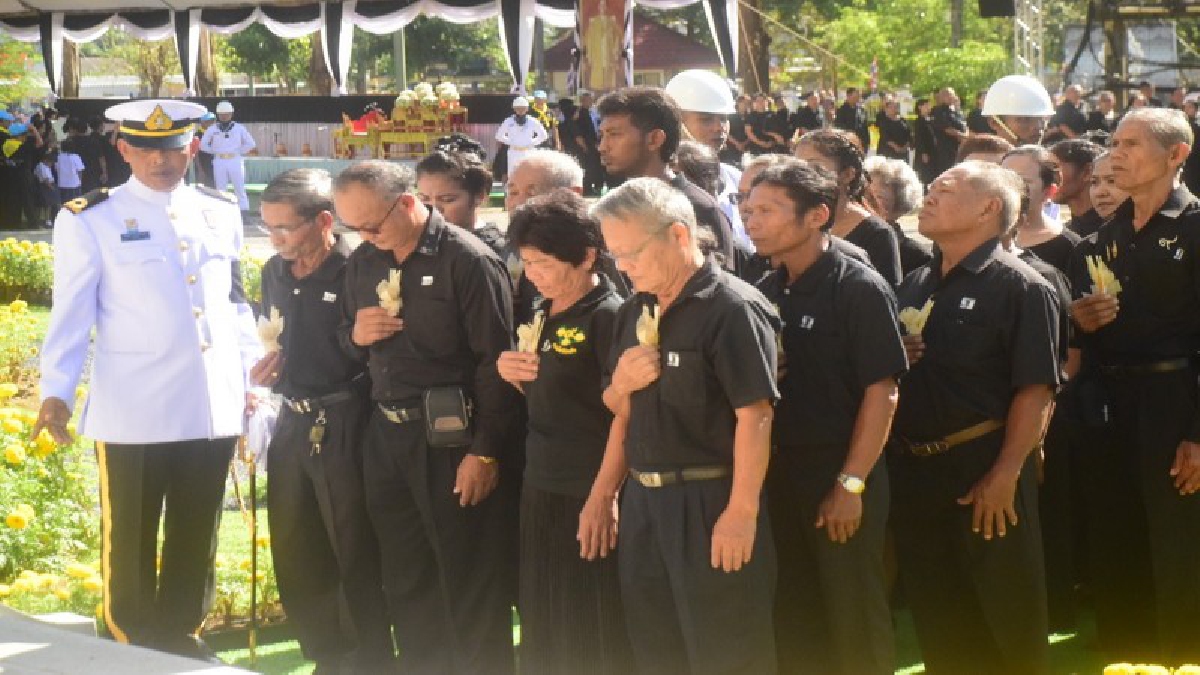 ประชาชนจังหวัดพังงา ร่วมพิธีถวายดอกไม้จันทน์ เนื่องในพระราชพิธีถวาย พระเพลิงพระบรมศพพ่อหลวง ร.9 บริเวณ พระเมรุมาศ!!