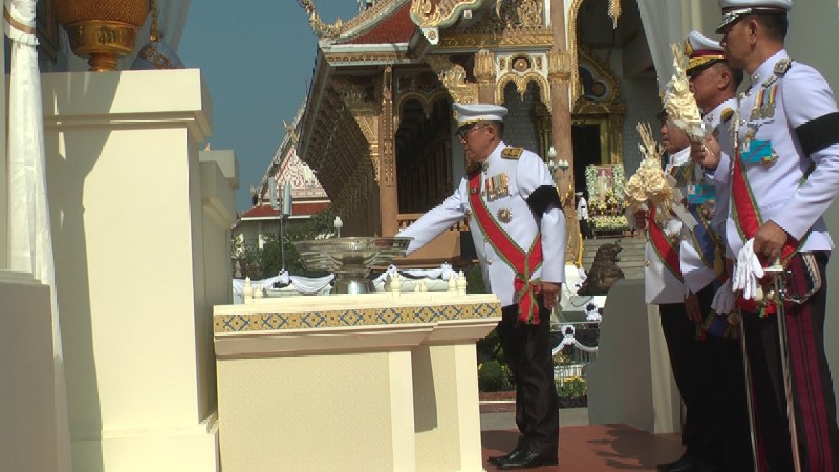 แน่นวัด!!! ชาวขอนแก่นเรือนหมื่นร่วมพิธีถวายดอกไม้จันทน์หลายหมื่นคน เนื่องในพิธีถวายพระเพลิงพระบรมศพพระบาทสมเด็จพระปรมินทรมหาภูมิพลอดุลยเดช