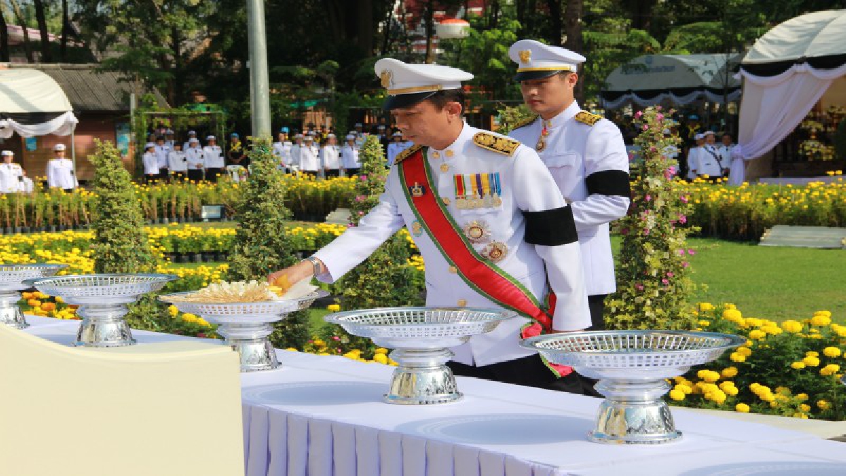ผวจ.แพร่นำข้าราชการ ประชาชนถวายดอกไม้จันทน์ ในพิธีถวายพระเพลิงพระบรมศพ พระบาทสมเด็จพระปรมินทรมหาภูมิพลอดุลยเดช บรมนาถบพิตร