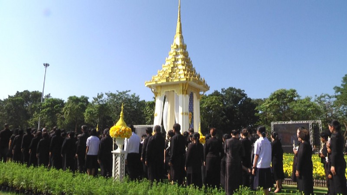 ผู้ว่าราชการจังหวัดนครพนม นำข้าราชการและประชาชน ประกอบพิธีถวายดอกไม้จันทน์ ในงานพระราชพิธีถวายพระเพลิงพระบรมศพ (มีคลิป)