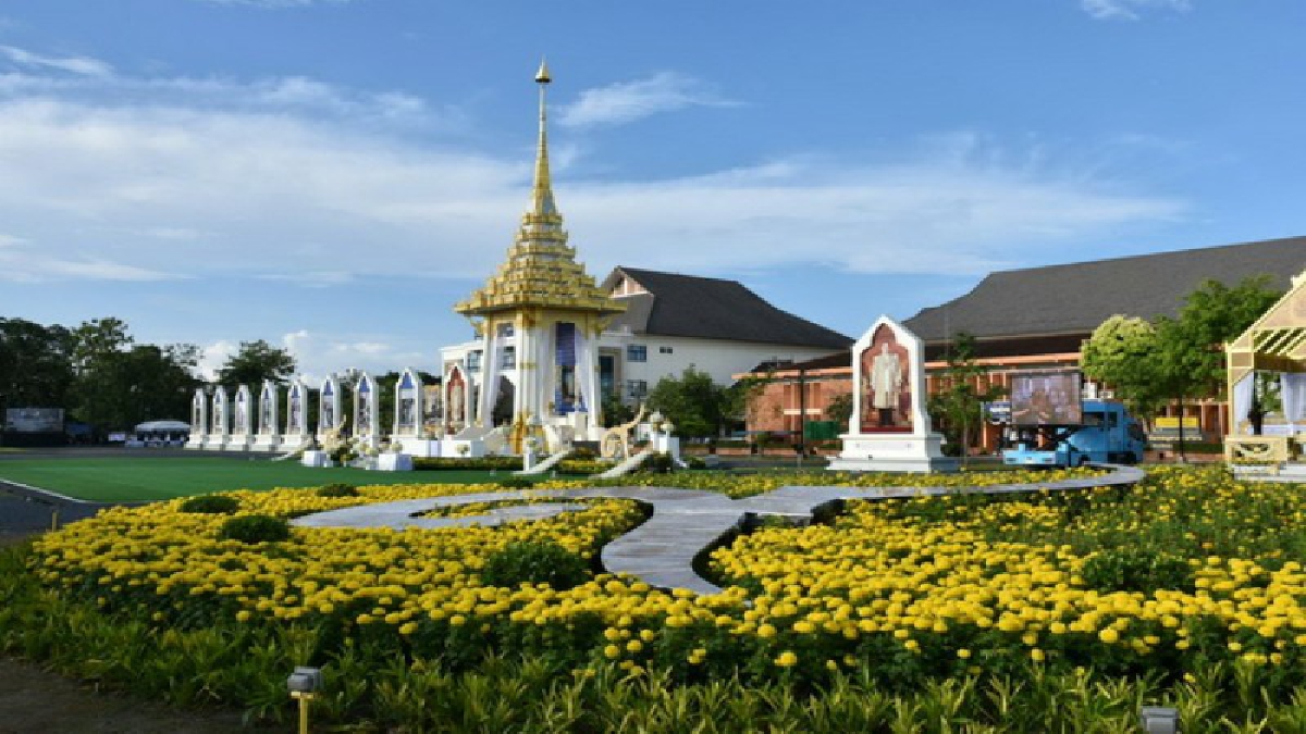 พสกนิกรชาวนครศรีธรรมราช เดินทางร่วมพิธีถวายดอกไม้จันทน์ - ชาวมุสลิมตลาดแขก เลี้ยงขนมจีน ไก่ทอด น้ำดื่ม ฟรี ตลอดทั้งวัน
