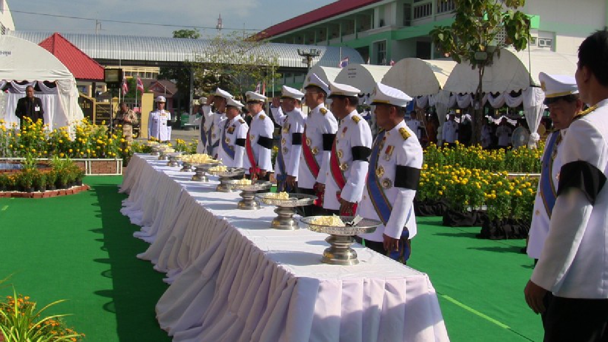 พวกเรามารอส่งพ่อ..!! ประชาชนชาวอำเภอวิเศษชัยชาญ เกือบ 10,000 คนเดินทางไปร่วมในพิธีเป็นจำนวนมากตั้งแต่เช้ามืด