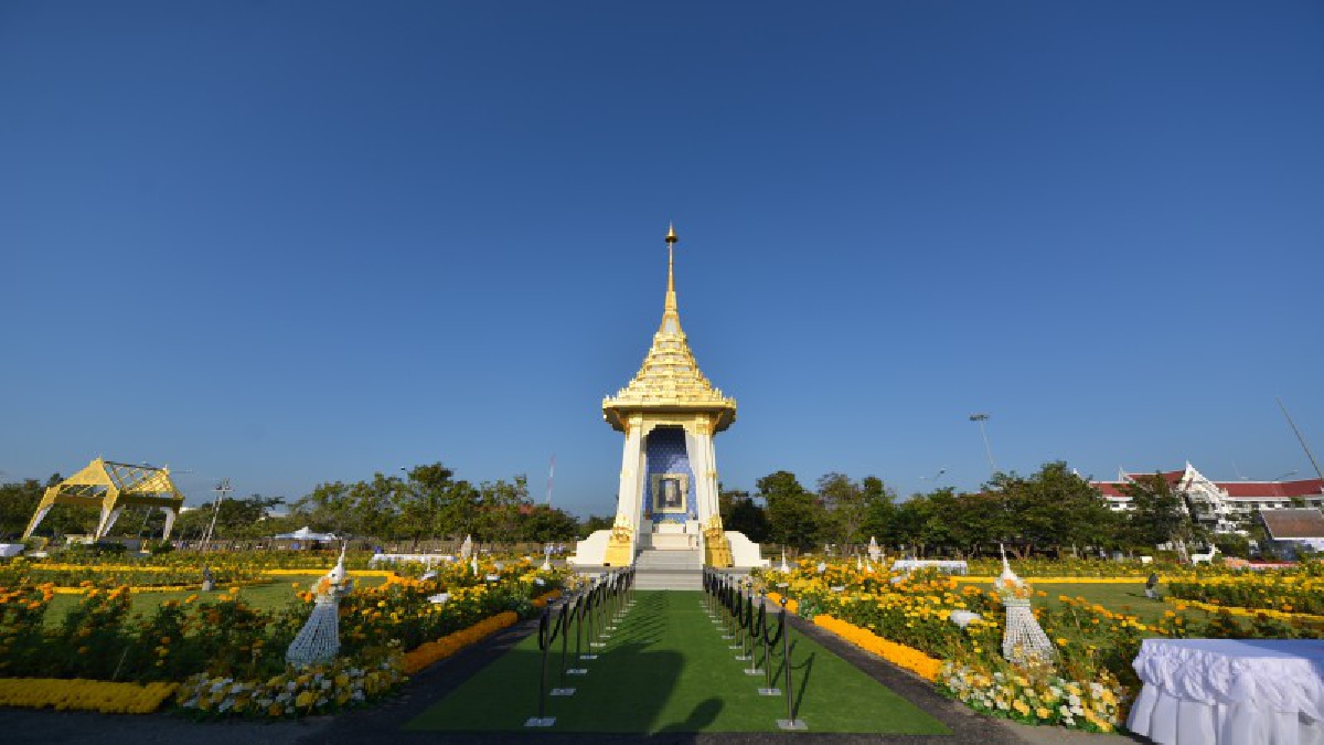 ชาวจังหวัดอำนาจเจริญนับหมื่นคน เข้าแถวรอร่วมถวายดอกไม้จันทน์งานพระราชพิธีถวายพระเพลิงพระบรมศพ ในหลวง ร.9 ที่พระเมรุมาศจำลอง ศาลากลางจังหวัด