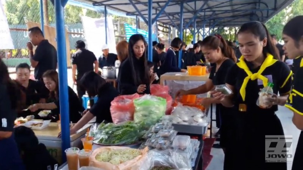 ทำดีด้วยหัวใจ! พสกนิกรเมืองช้าง ร่วมตั้งโรงทานกว่า100 โรงทาน ภายในจุดคัดกรอง ถวายเป็นพระราชกุศลในหลวงรัชกาลที่ 9 (คลิป)