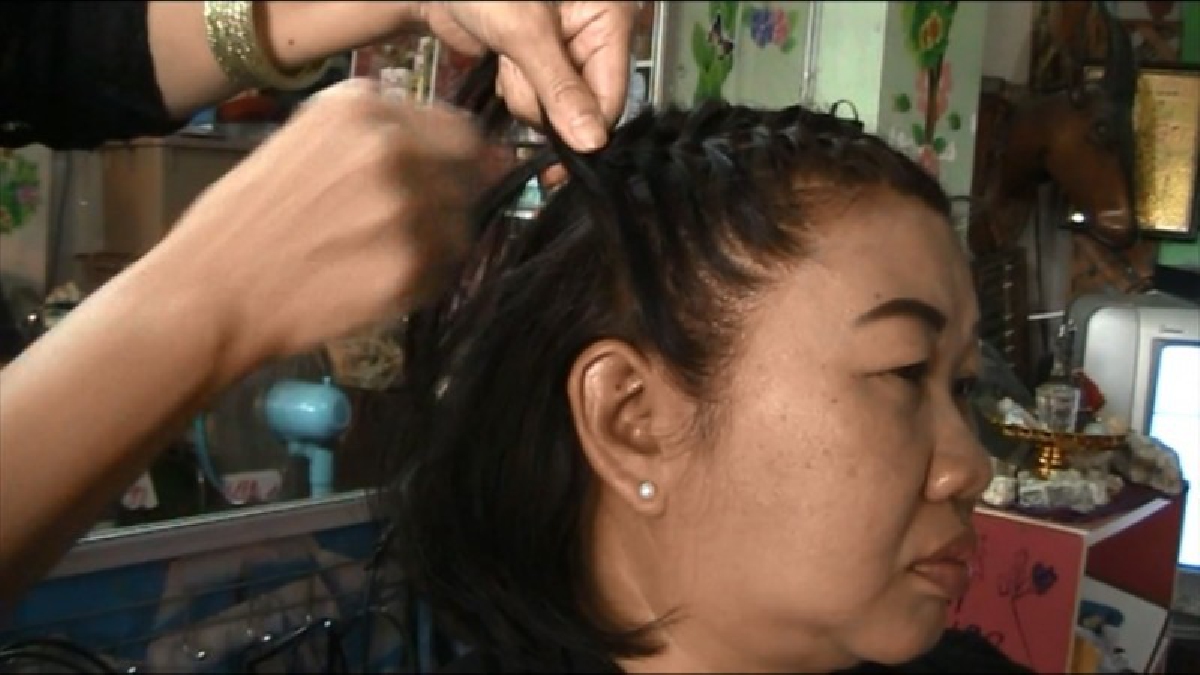 ขอทำดี!! ให้บริการถักเปียผม ให้กับสุภาพสตรีที่จะไปเข้าร่วมงานพระราชพิธีถวายดอกไม้จันทน์ฟรี โดยไม่คิดค่าใช้จ่าย และเปิดให้บริการตลอดทั้งวัน