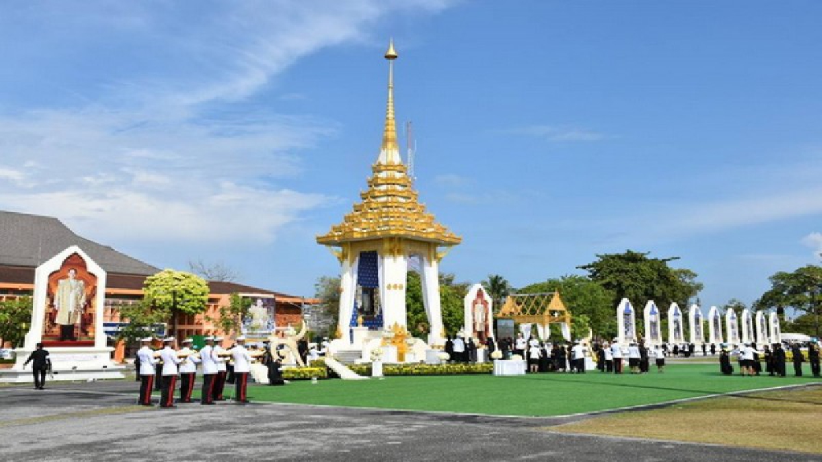 ผู้ว่าราชการจังหวัดนครศรีธรรมราช นำประชาชนกว่า 30,000 คน ถวายดอกไม้จันทน์ ณ พระเมรุมาศจำลอง สนามหน้าเมืองนครศรีธรรมราช