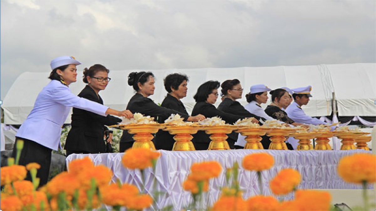 ชุมพร!!พสกนิกรนับแสนร่วมในพิธีถวายดอกไม้จันทน์ งานพระราชพิธีถวายพระเพลิงพระบรมศพ พระบาทสมเด็จพระปรมินทรมหาภูมิพลอดุลยเดช บรมนาถบพิตร