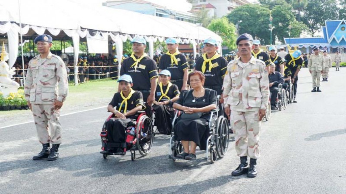 ผู้ว่าฯเมืองคอน นำประชาชนกว่า 50,000 คน ถวายดอกไม้จันทน์แน่นสนามหน้าเมืองคอน คนแน่นได้ยินเสียงร้องไห้ ด้วยความอาลัยยิ่ง
