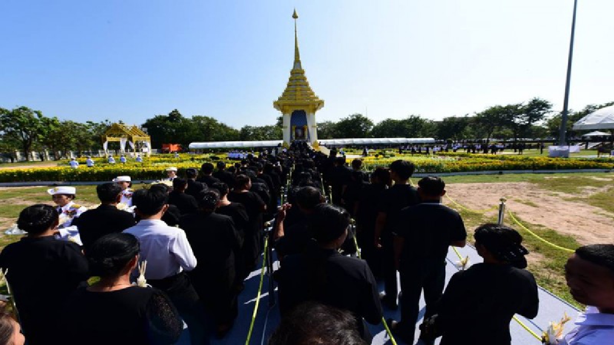 มหาสารคามจัดพิธีถวายดอกไม้จันทน์ ณ พระเมรุมาศจำลอง บริเวณสนามหน้าศาลากลางจังหวัดมหาสารคาม เต็มไปด้วยคนเนืองแน่น!! (ชมคลิป)