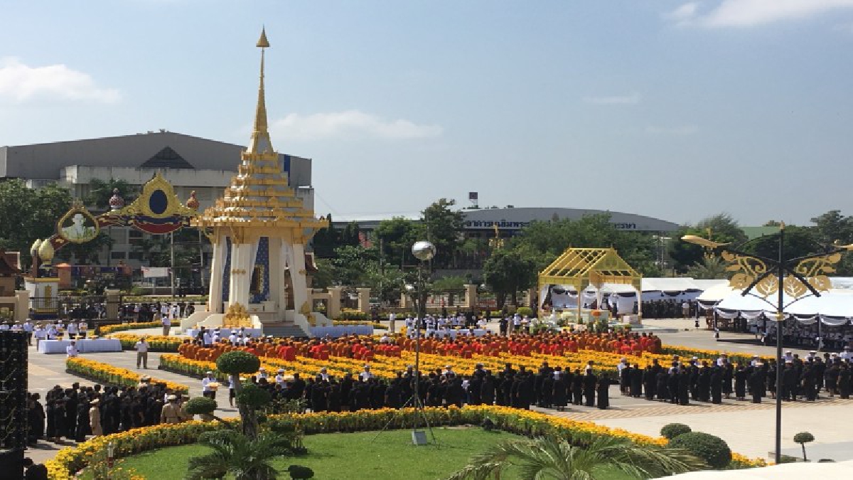 ประชาชนหนาตา!! ปชช.ทั่วสารทิศ หลั่งไหลร่วมถวายดอกไม้จันทน์กันอย่างเนืองแน่นที่ชัยภูมิ..!!