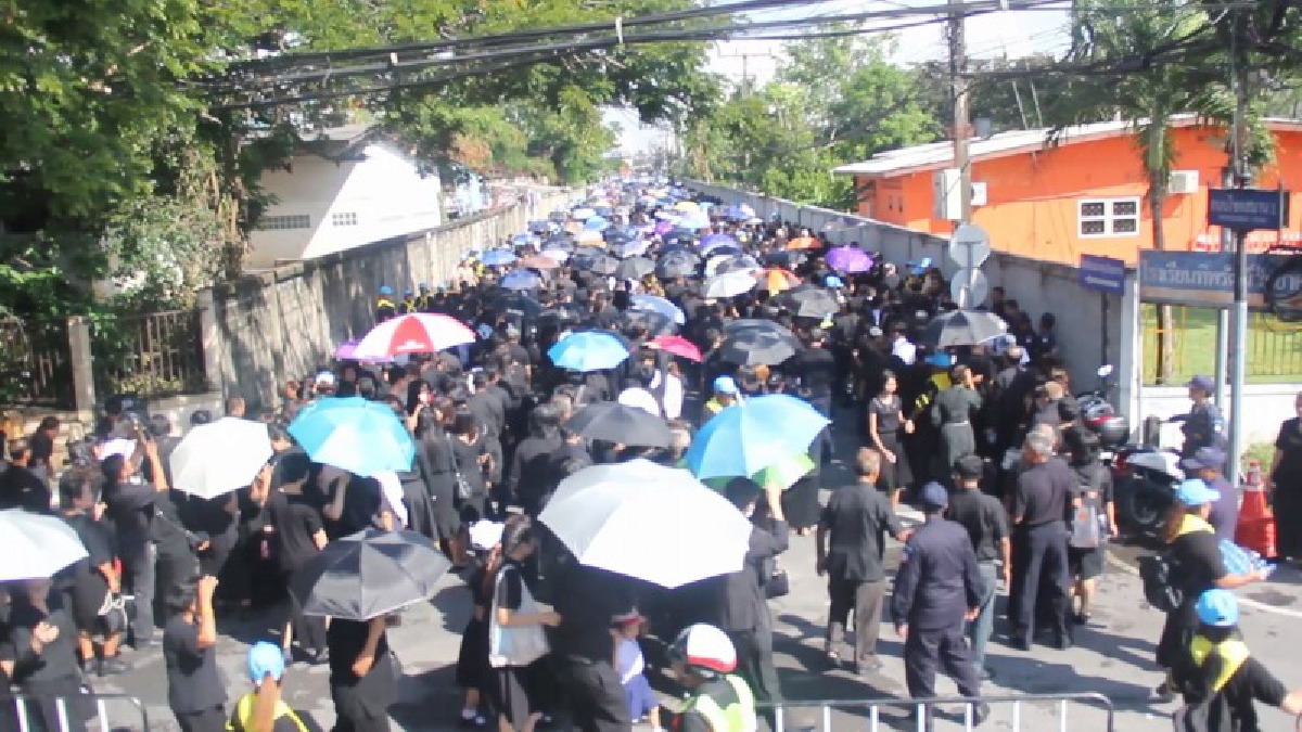 นานแค่ไหนก็รอไหว..!! พสกนิกรชาวสงขลา เดินทางมาร่วมพิธีถวายดอกไม้จันทน์ นับสองหมื่นคน ระยะทางการตั้งแถวยาวถึง 1กิโลเมตร