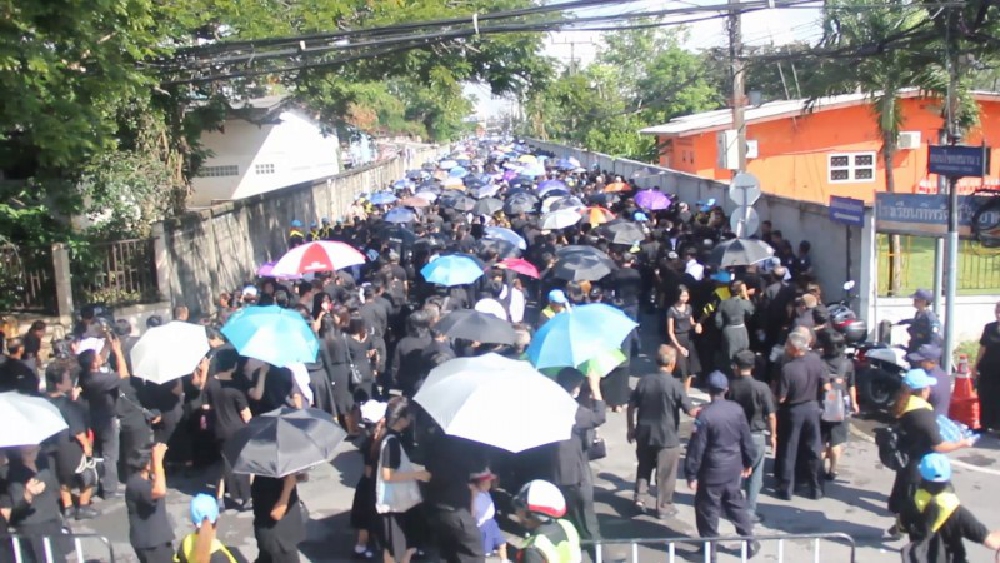 นานแค่ไหนก็รอไหว..!! พสกนิกรชาวสงขลา เดินทางมาร่วมพิธีถวายดอกไม้จันทน์ นับสองหมื่นคน ระยะทางการตั้งแถวยาวถึง 1กิโลเมตร