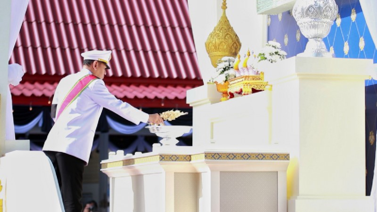 ผวจ.ประจวบฯถวายดอกไม้จันทน์ หน้าพระเมรุมาศจำลอง