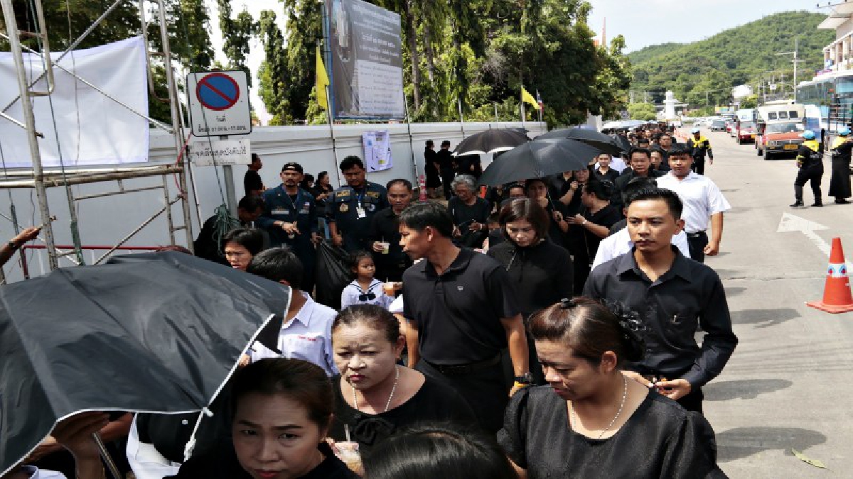 อำเภอสัตหีบเนืองแน่น ประชาชนร่วมวางดอกไม้จันทน์ ถวายพระเพลิงพระบรมศพในหลวงรัชกาลที่ 9