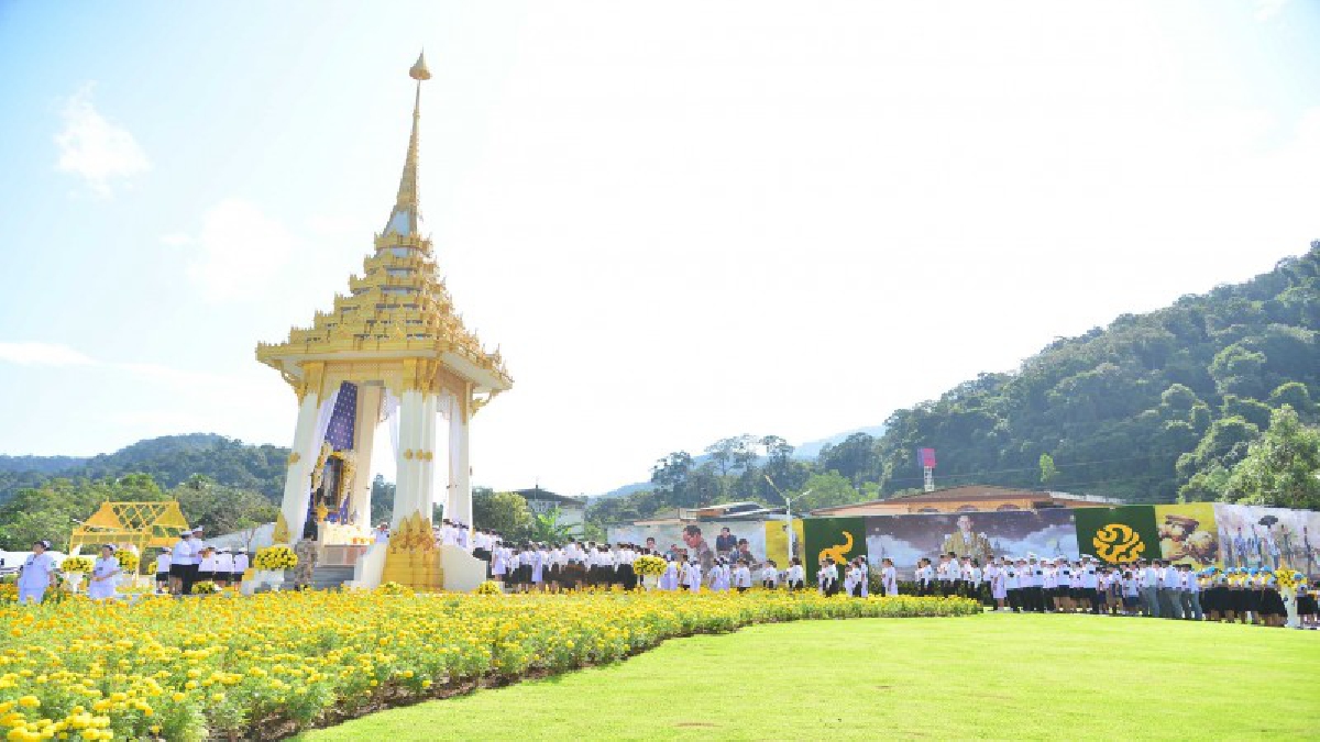 ผู้ว่าฯระนอง นำพสกนิกรชาวระนองและชาวพม่า เดินทางร่วมพิธีถวายดอกไม้จันทน์ ในงานพระราชพิธีถวายพระเพลิงพระบรมศพพ่อหลวง