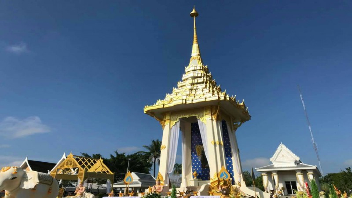 พสกนิกรจังหวัดสุราษฎร์ธานี นับหมื่นคน หลั่งไหลร่วมพิธีถวายดอกไม้จันทน์ในส่วนภูมิภาค ณ พระเมรุมาศจำลอง