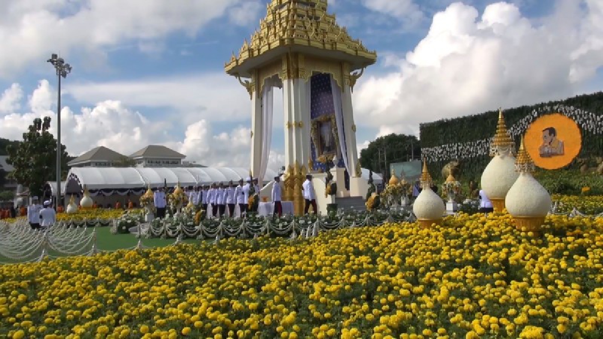 ผู้ว่าราชการสงขลา เป็นประธานนำชาวสงขลากว่า 5 หมื่นคน ร่วมพิธีถวายดอกไม้จันทน์ในพระราชพิธีถวายพระเพลิงพระบรมศพพ่อหลวง ร.9