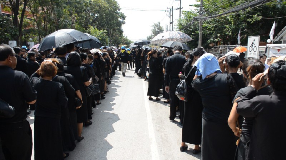 ชาวอุดรธานี!! หลายหมื่นคนร่วมถวายดอกไม้จันทน์ที่พระเมรุมาศจำลอง ในงานพระราชพิธีถวายพระเพลิงพระบรมศพฯกันอย่างเนืองแน่น