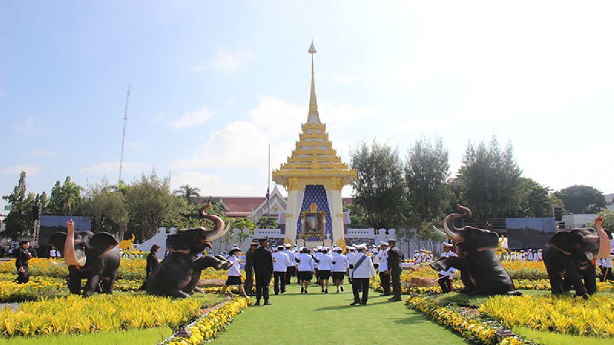 ผู้ว่านำประชาชนชาวโคราช ร่วมวางดอกไม้จันทน์ ณ พระเมรุมาศจำลอง คาดมีประชาชนเข้าร่วมพิธีนับแสนคน..!!