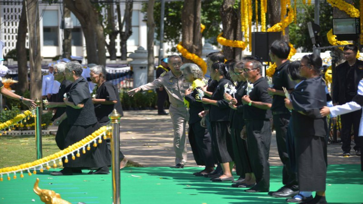 พสกนิกรชาวจังหวัดสุรินทร์ 17 อำเภอ ทั้งชาวไทย ชาวต่างชาติ ประชาชนจำนวนมาก ยืนรอเข้าแถวที่จุดคัดกรองเพื่อเข้ามายังในบริเวณพระราชพิธี