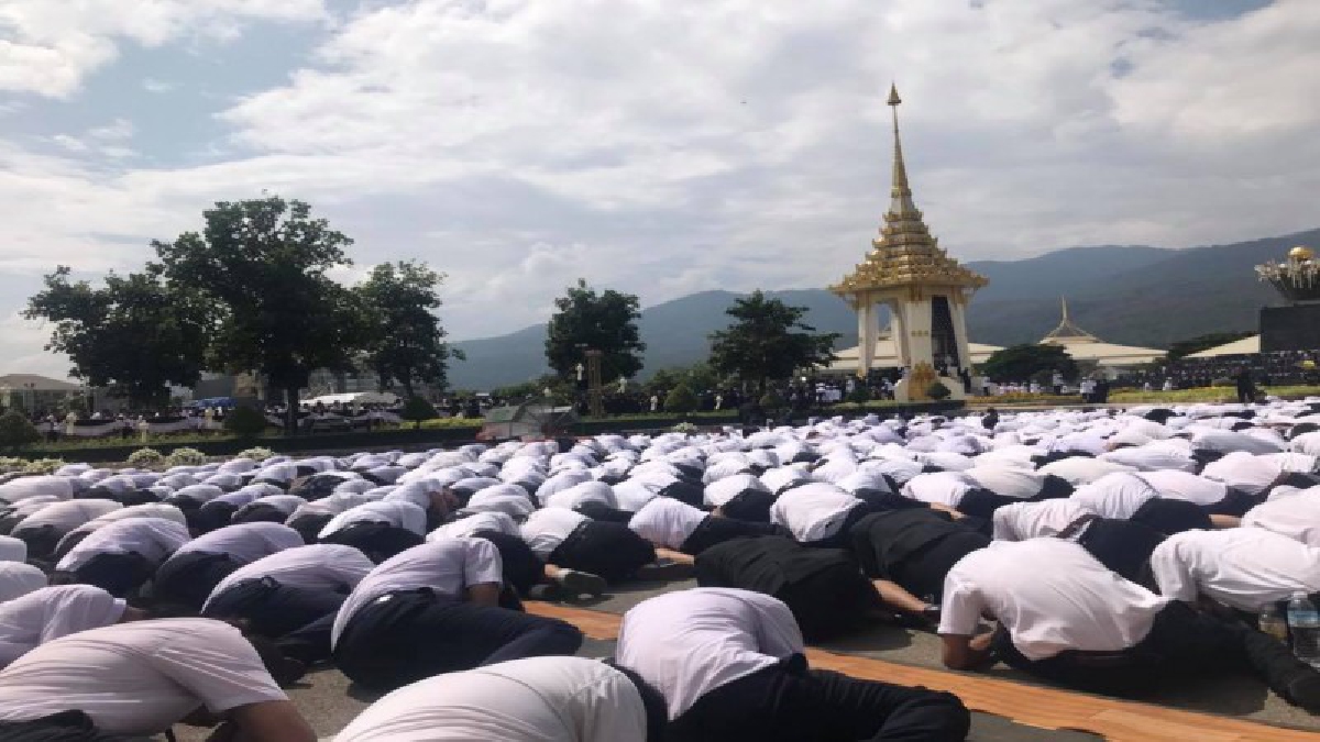 คลื่นมหาชน หลั่งไหลวางดอกไม้จันทน์ ร่วมพระราชพิธีถวายพระเพลิงพระบรมศพในหลวง รัชกาลที่ 9 ที่ ศูนย์ประชุมนานาชาติ เชียงใหม่ (ชมคลิป)