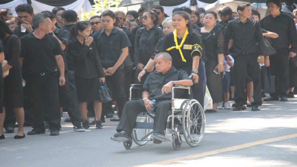 ด้วยความจงรัก ภักดี!! พสกนิกรทุกหมู่เหล่านับแสน เดินทางฝ่าเปลวแดด ถวายดอกไม้จันทน์ ณ พระเมรุมาศจำลอง (มีคลิป)