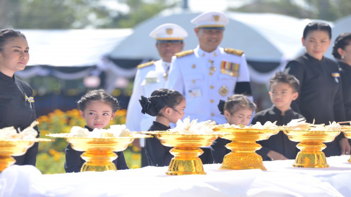 จะขอเดินตามพ่อหลวง!! สามเด็กหญิง 6 ขวบ ภูมิใจที่ได้เข้าร่วมพิธีวางดอกไม้จันทน์ พร้อมเผยขอเดินตามรอยเท้าพ่อหลวง