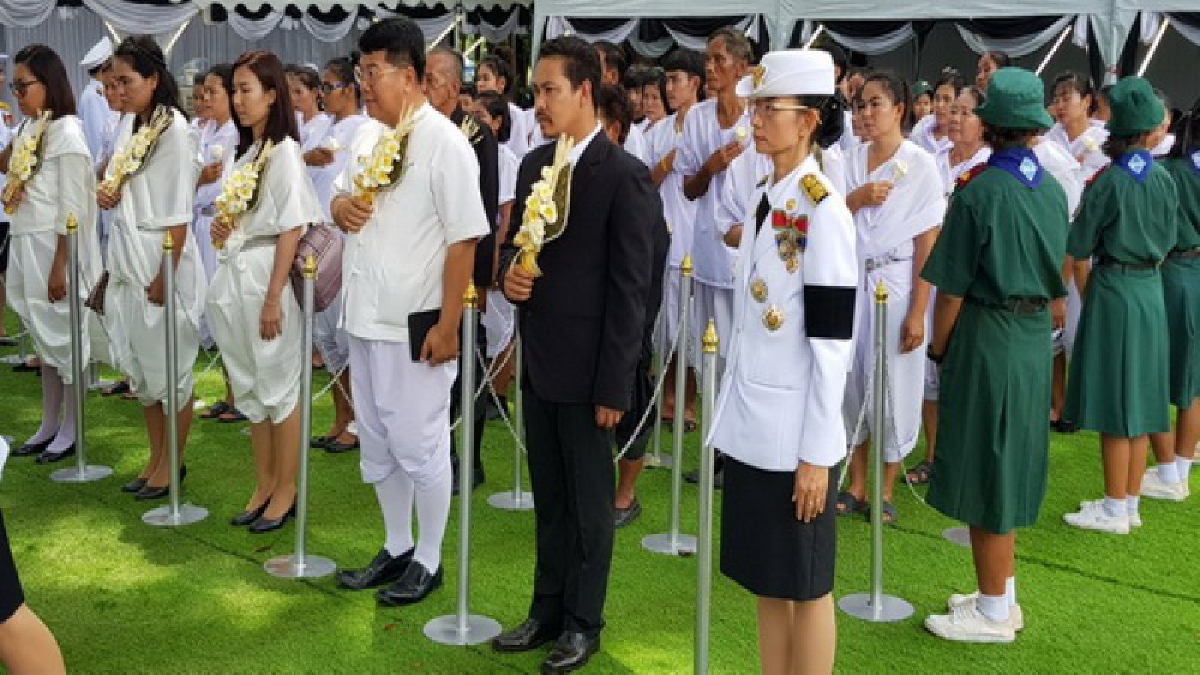 พสกนิกรชาวไทรโยคกว่าหมื่น ร้อยใจเป็นหนึ่ง ถวายดอกไม้จันทน์พ่อหลวง ร.9