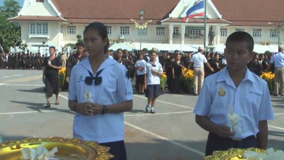ชัยภูมิ!! ชาวชัยภูมิทั่วสารทิศ ต่างหลั่งไหลมาร่วมถวายดอกไม้จันทน์ เพื่อไว้อาลัยในหลวงรัชกาลที่ 9