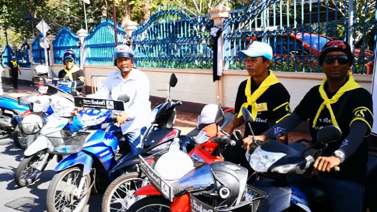 กระบี่!! กลุ่มรถสาธารณะกว่าร้อยคัน ร่วมทำดีฟรีส่ง ถวายดอกไม้จันทน์ แด่พ่อร.9