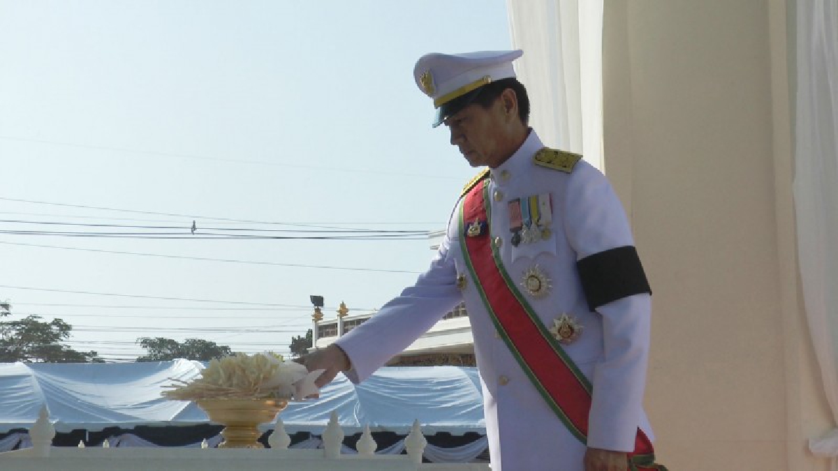 พสกนิกรชาวหนองคาย..!! ร่วมพิธีถวายดอกไม้จันทน์อย่างเนืองแน่น ด้วยความเรียบร้อย งดงาม และสมพระเกียรติ