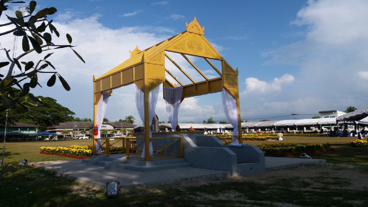 พสกนิกรชาวอำเภอไชยา และจิตอาสาเฉพาะกิจฯ อำเภอไชยา จังหวัดสุราษฎร์ธานี กว่าหมื่นคนหลั่งไหลร่วมพิธีถวายดอกไม้จันทน์