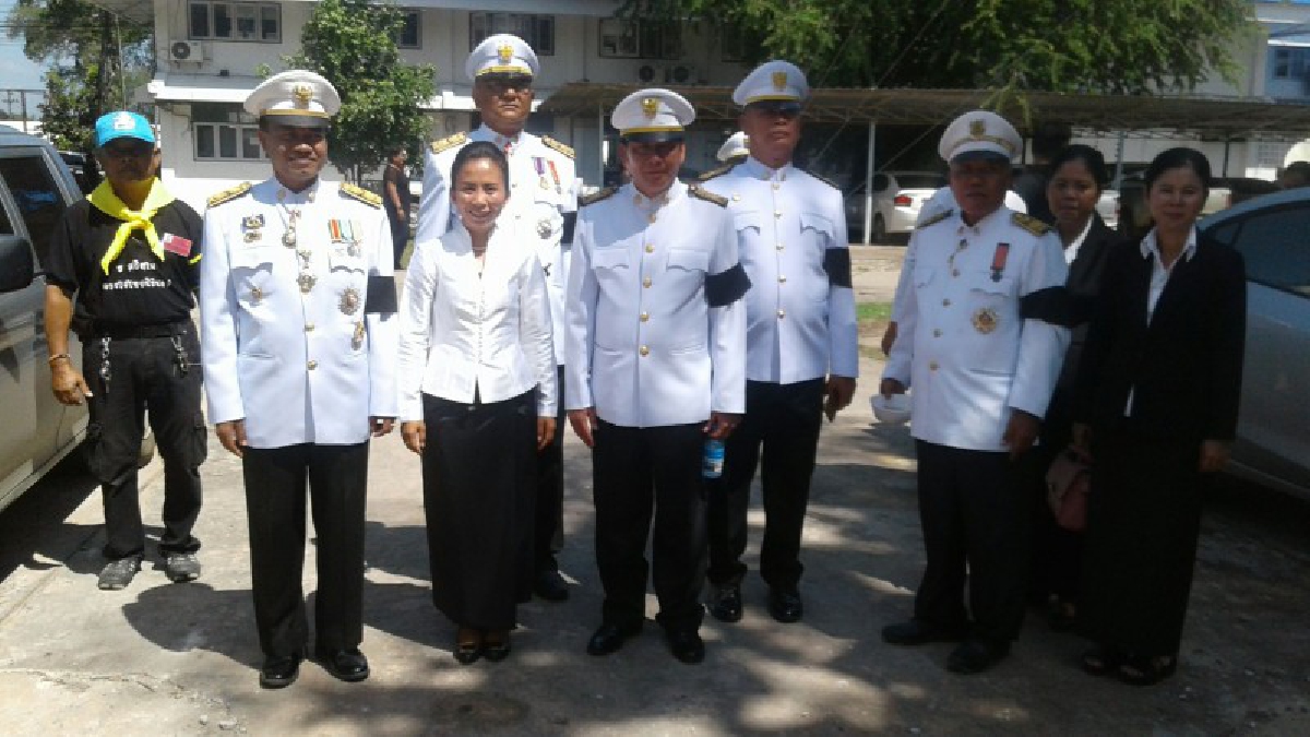 คลื่นมหาชน ชายแดนไทย-กัมพูชา ทั้งพสกนิกรชาวไทย และชาวกัมพูชา หลั่งไหลวางดอกไม้จันทน์ ร่วมพระราชพิธีถวายพระเพลิงพระบรมศพในหลวง รัชกาลที่ 9