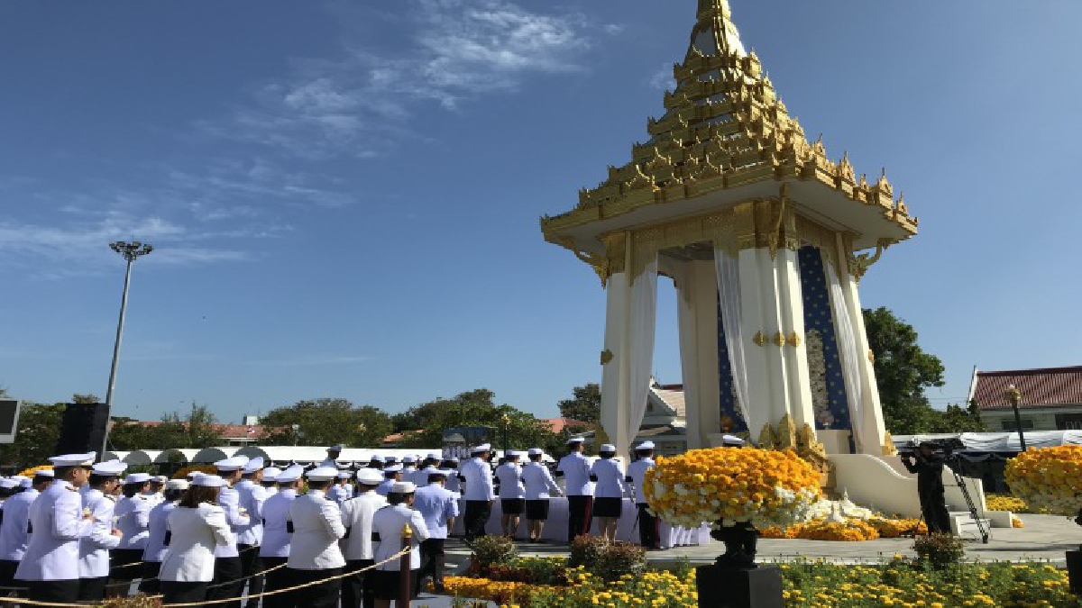 สุดโศกเศร้า...!! ประชาชนกว่า 300,000 คนแห่ถวายดอกไม้จันทน์ ท่ามกลางบรรยากาศที่เศร้าโศก..!?