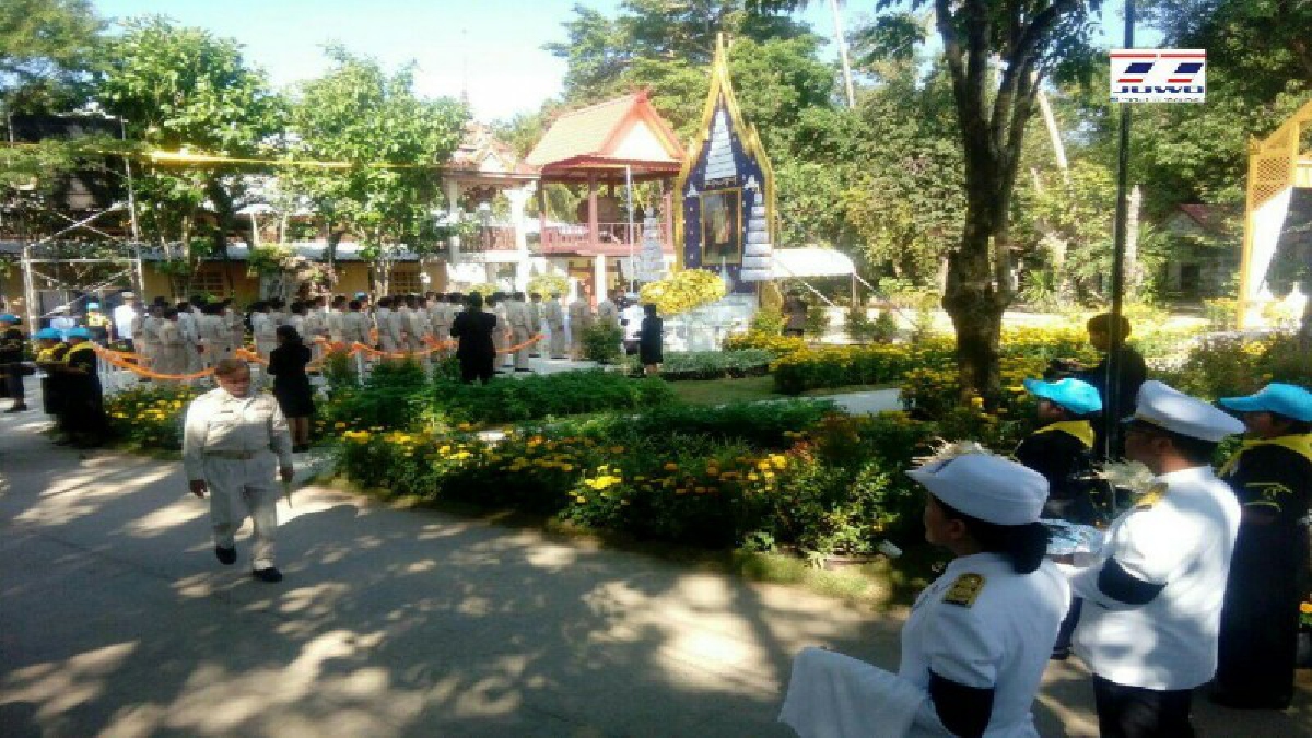 จ.ร้อยเอ็ด!! บรรยากาศประชาชนหลายหมื่น เดินทางมาร่วมพิธีถวายดอกไม้จันทน์ ณ เมรุมาศจำลอง วัดโพธิ์ร้อยต้น อ.โพนทอง (มีคลิป)