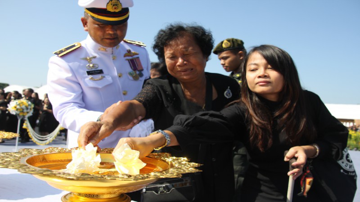 พสกนิกรชาวอยุธยาเรือนแสนร่วมถวายดอกไม้จันทน์ ที่พระเมรุมาศจำลองทุ่งพระเมรุ ในอุทยานประวัติศาสตร์พระนครศรีอยุธยา และ อำเภอบางปะอิน(ชมคลิป)