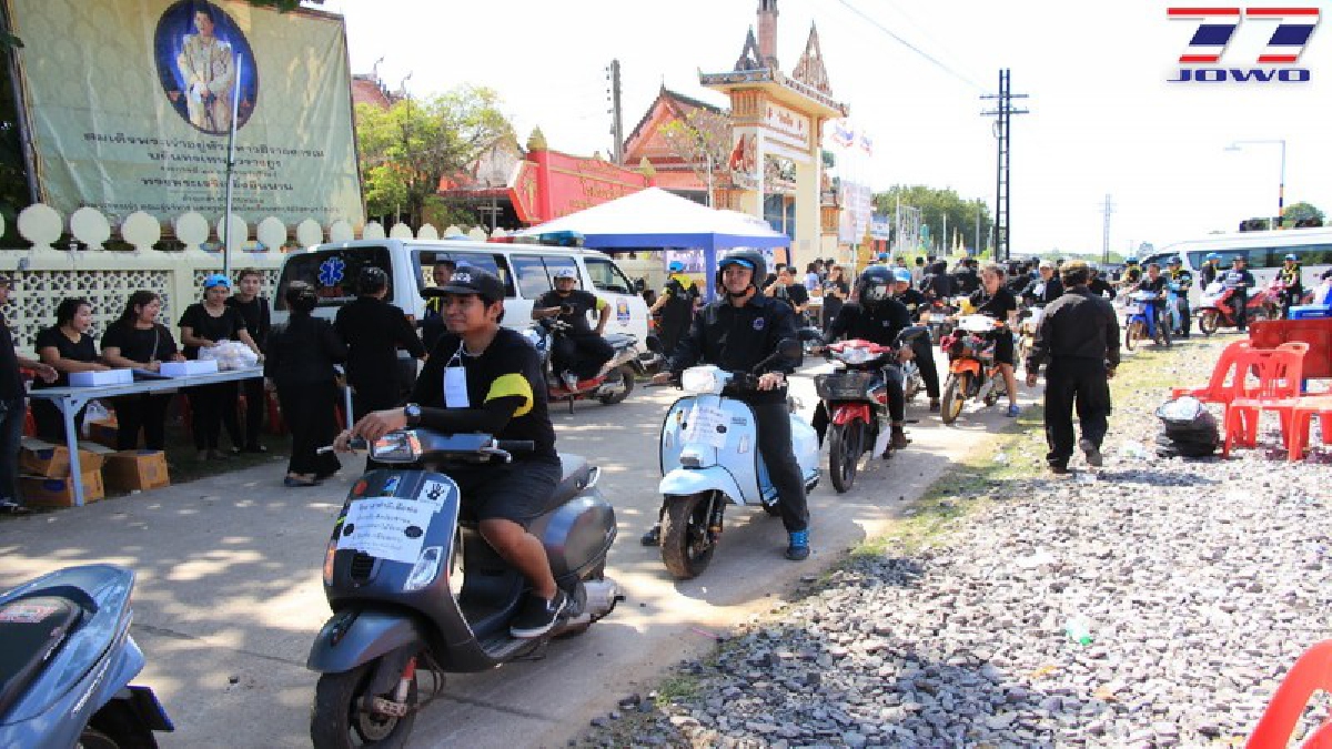 กลุ่มวัยรุ่นชาวสองล้อขอทำความดี รับส่งประชาชนร่วมพิธีถวายดอกไม้จันทน์ฟรีกว่า 300 คัน (ชมคลิป)