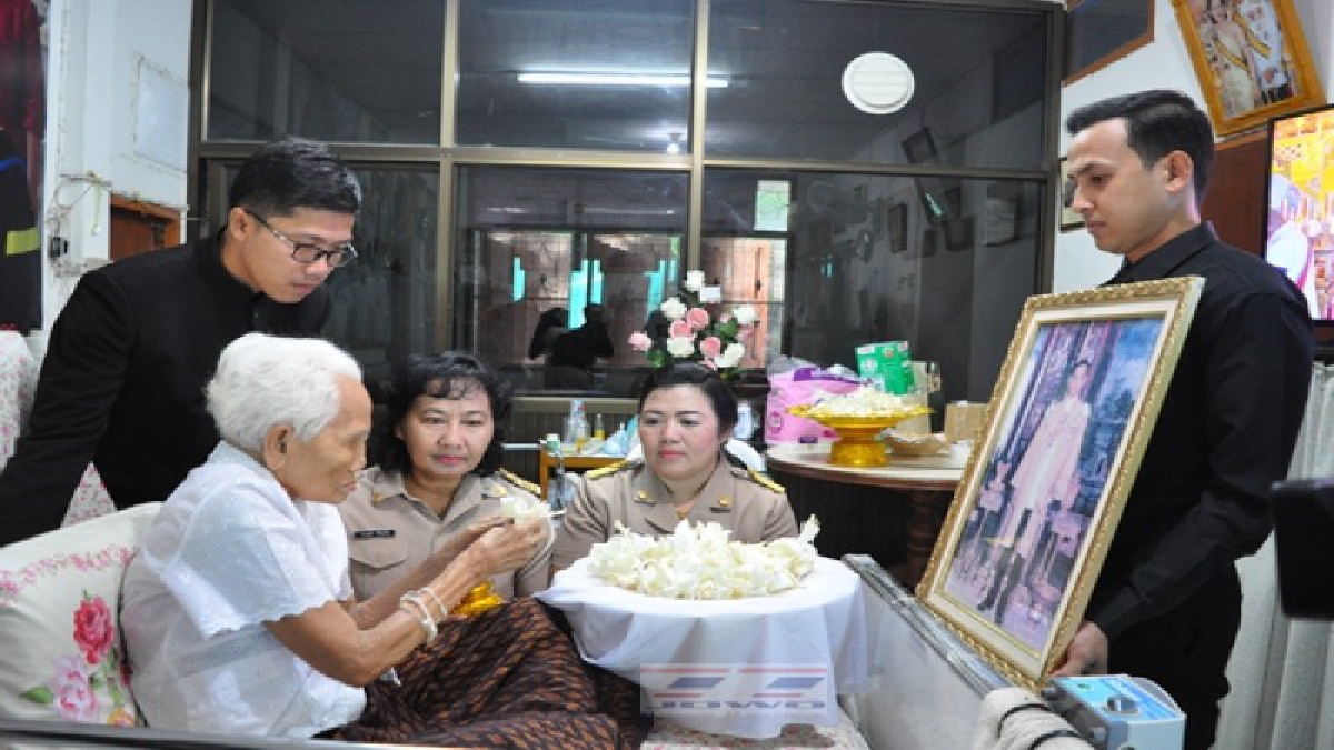 ผู้ป่วยติดเตียงและผู้สูงอายุ สุดปลื้ม ..ผู้ว่าไม่ทิ้ง อัญเชิญดอกไม้จันทน์ให้ถึงเตียง ร่วมถวายอาลัยพ่อหลวง ร.9 สู่สวรรคาลัย (คลิป)