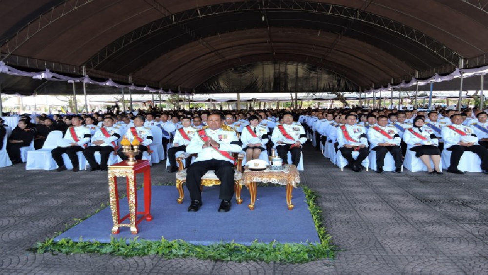 ชาวนรา ร่วมพิธีสงฆ์บำเพ็ญสมาธิจิต น้อมรำลึกพระมหากรุณาธิคุณ ในหลวง ร. 9 ตลอดช่วงเช้า ถวายดอกไม้จันทน์ใน 13 อำเภอกว่า 20,000 คน