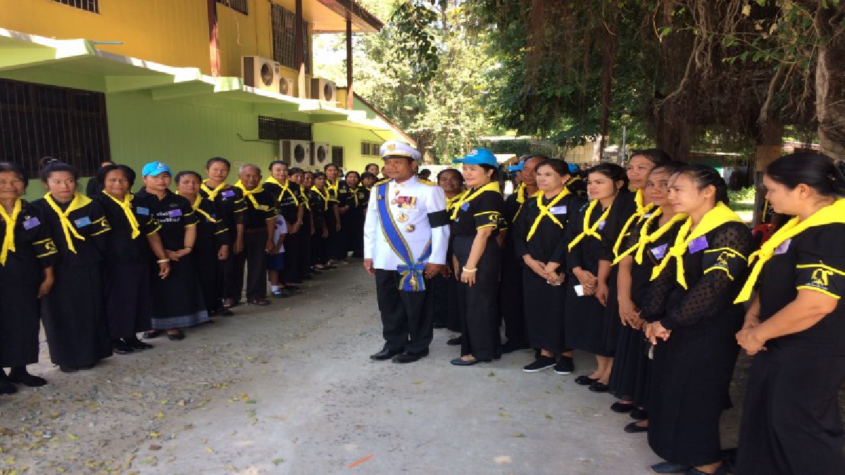 พสกนิกรชาวอำเภอชุมพลบุรี จังหวัดสุรินทร์ นับหมื่นชีวิต  ร่วมถวายดอกไม้จันทน์ แน่นพระเมรุมาศจำลอง