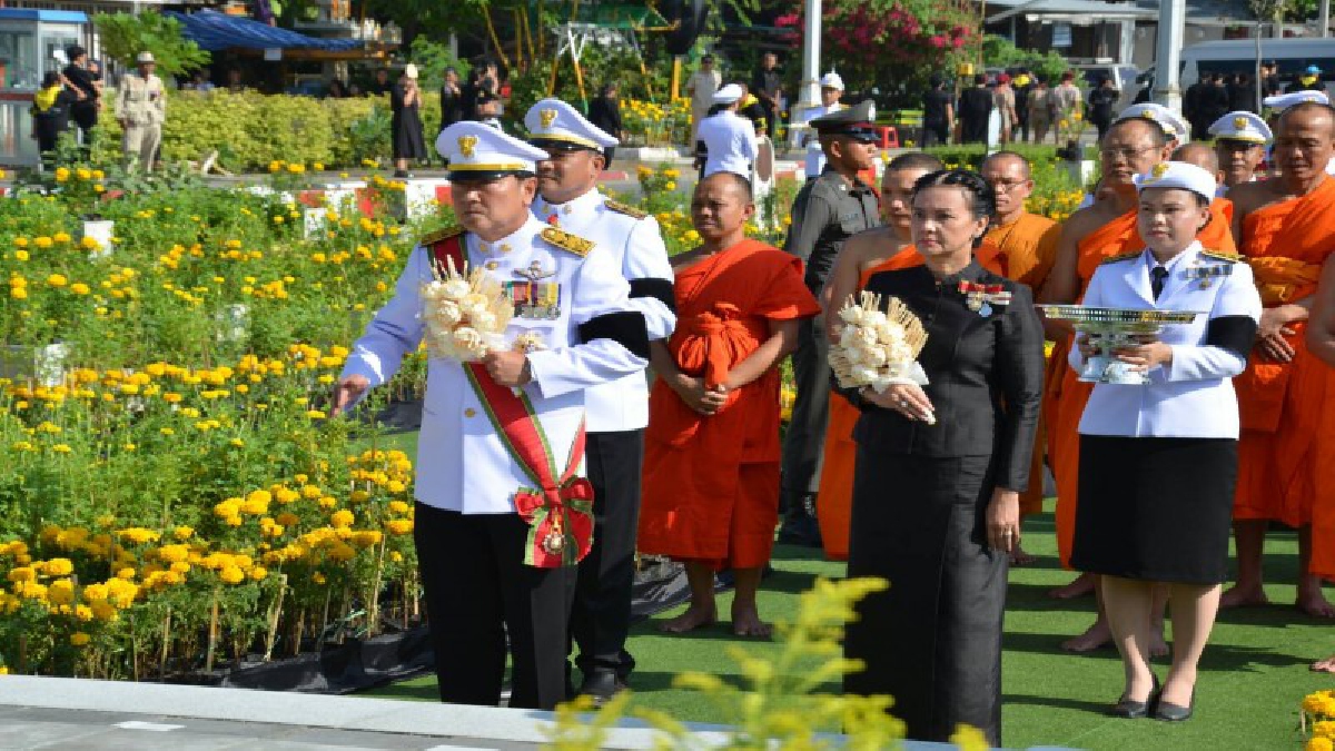 ประชาชนชาวสระบุรี ร่วมวางดอกไม้จันทน์ ส่งพ่อหลวง ร.9 สู่สวรรคาลัย