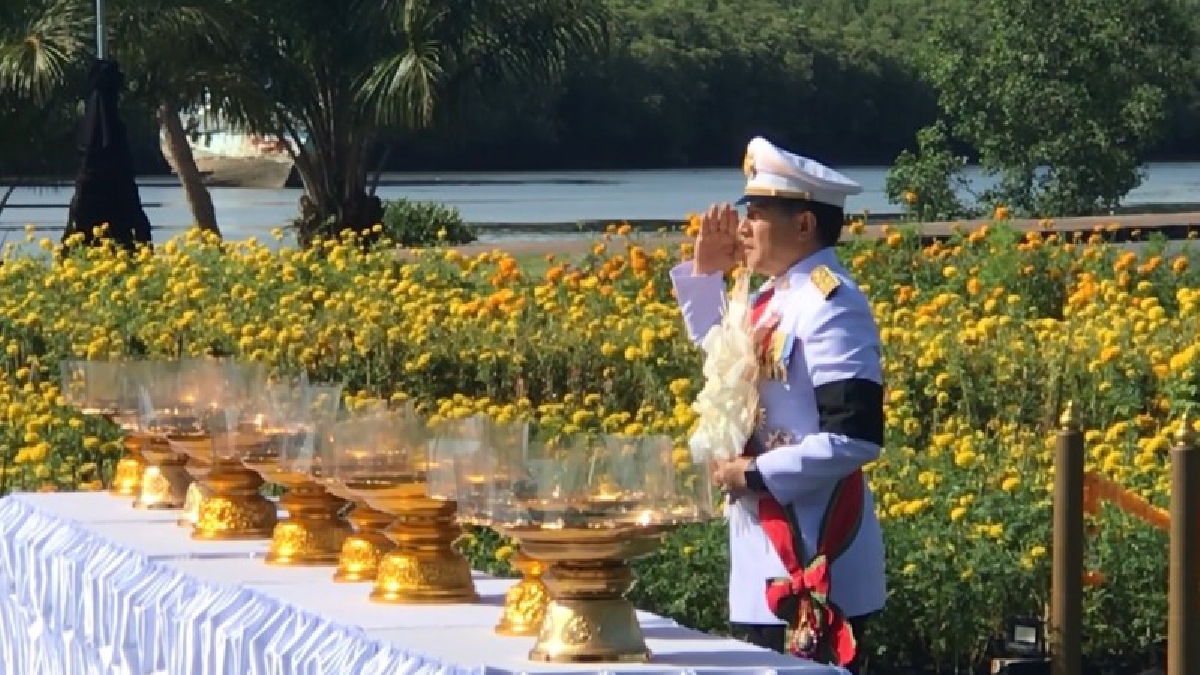 ชาวกระบี่ นับหมื่นชีวิต ร่วมถวายดอกไม้จันทน์อาลัยพ่อหลวง ร.9 บริเวณพระเมรุมาศจำลอง สวนสาธารณะธารา (ชมคลิป)