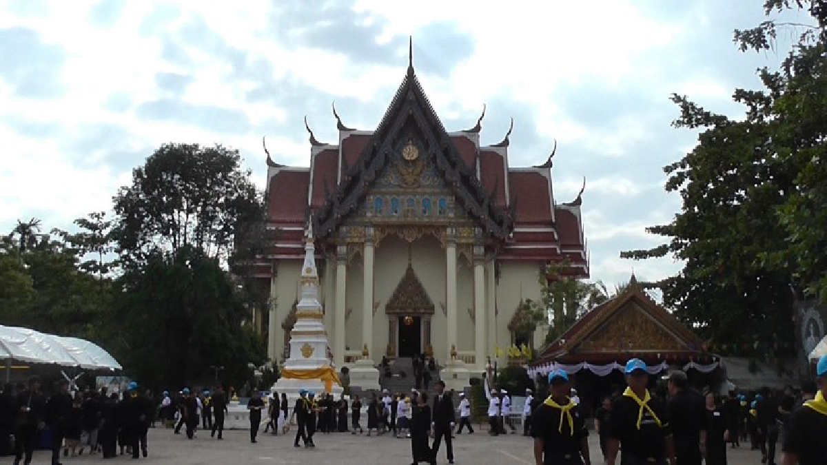 ร้อยเรียงทุกดวงใจ !! พสกนิกรชาวหนองคายเดินทางมาร่วมประกอบพิธีถวายดอกไม้จันทน์ในส่วนภูมิภาคของจังหวัด ต่างปลื้มปีติที่ได้เดินทางมาร่วมพิธี