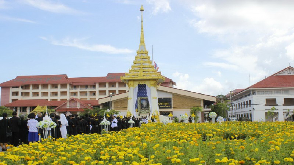ชาวปัตตานีถวายความอาลัย หลั่งไหลวางดอกไม้จันทน์ สวรรค์โปรยฝนดอกดาวเรือนชุ่มฉ่ำ (ชมคลิป)