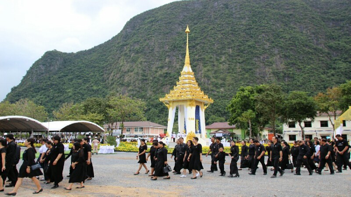 ชาวพังงากว่า 50,000 คน ร่วมวางดอกไม้จันทน์ ส่งเสด็จพ่อหลวง ร.9 สู่สวรรคาลัย