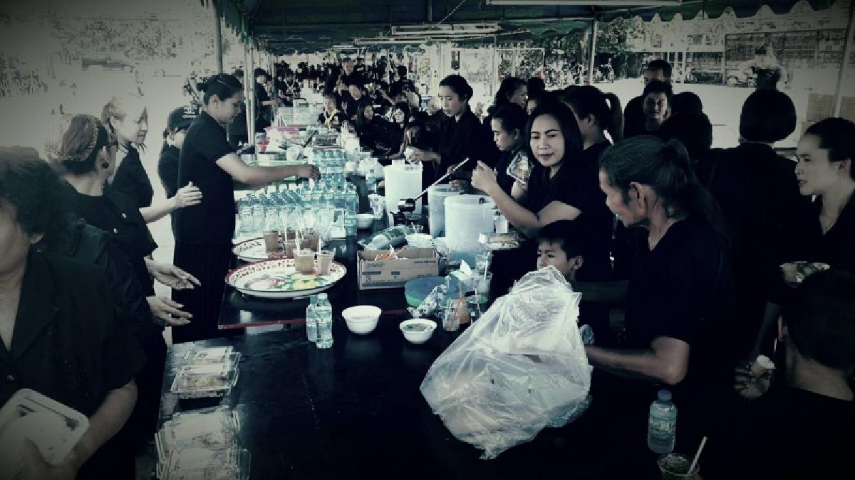 พสกนิกรชาวยโสธร ร่วมกันตั้งโรงทานแจกจ่ายอาหารน้ำดื่มแก่ประชาชน ถวายเป็นพระราชกุศลในหลวง ร.9 (ชมคลิป)