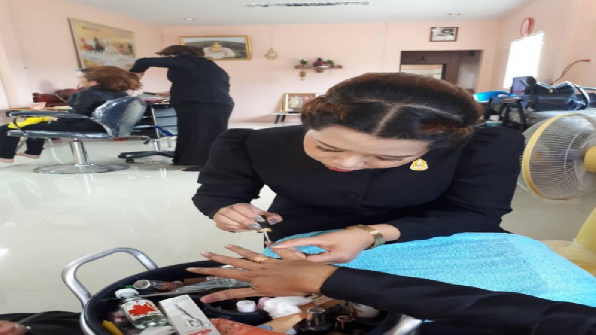 ร้านเสริมสวยภัทรียา นราธิวาส บริการทำผม เสริมสวยแก่ผู้ร่วมถวายดอกไม้จันทน์ ฟรี  ถวายเป็นพระราชกุศลพ่อหลวง ร.9